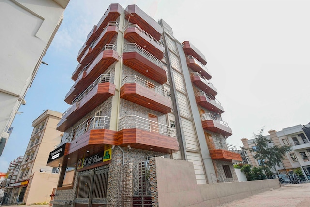 [Day Stay - 12 Hrs Slot : 8 AM to 8 PM] Townhouse Puri Laxmi Narayan