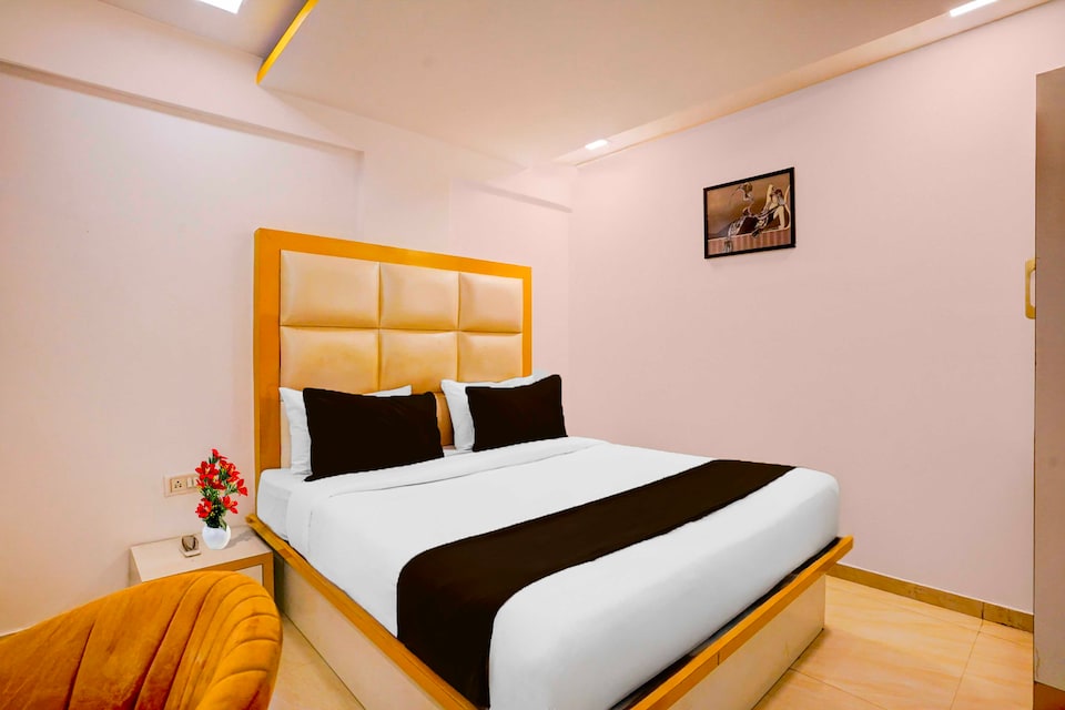 Hotel O Andheri West Near KokilaBen Hospital, Andheri West, Mumbai