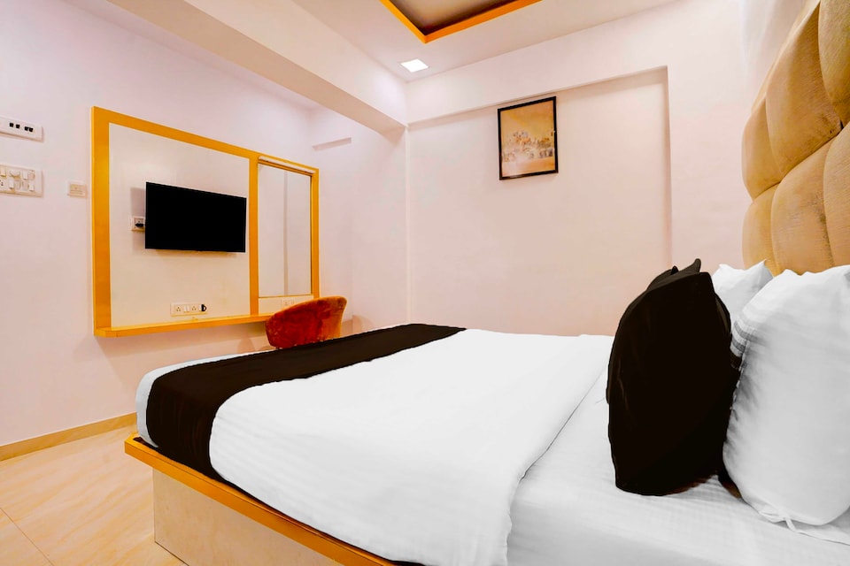 Hotel O Andheri West Near KokilaBen Hospital, Andheri West, Mumbai