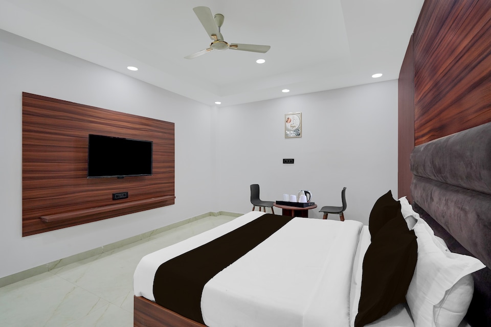 Hotel O Sector 18 Metro station, Noida City, Noida