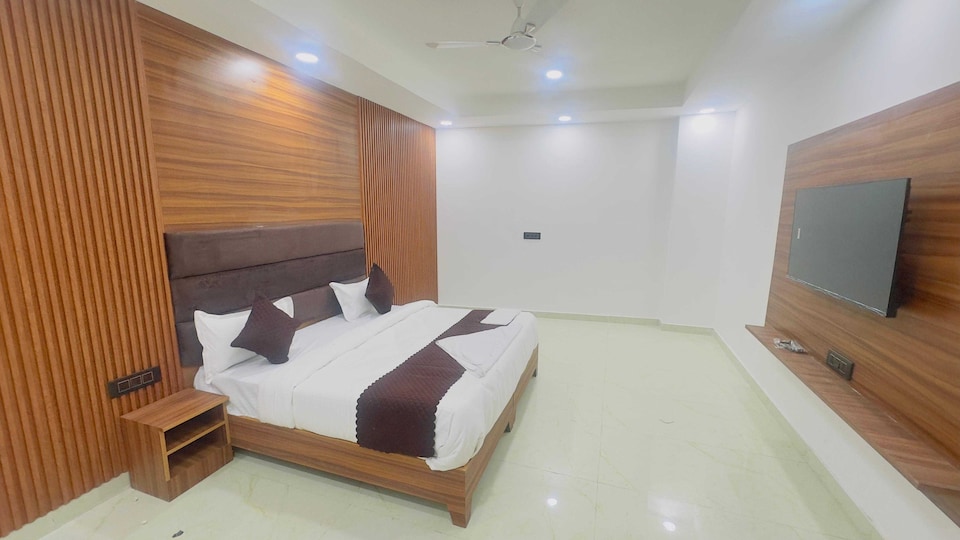 Hotel O Sector 18 Metro station, Noida City, Noida