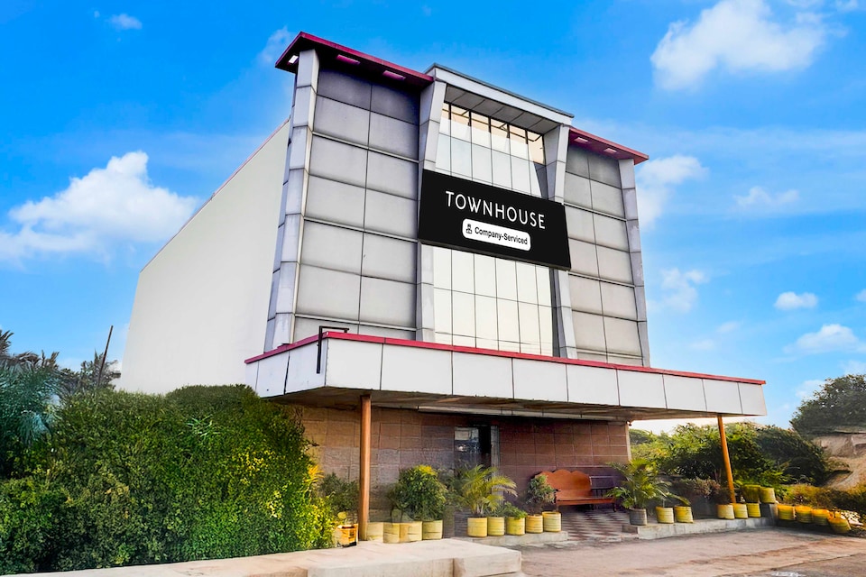 [Day Stay - 12 Hrs Slot : 8 AM to 8 PM] Townhouse Tiruvalam Railway Station, Vellore, Vellore