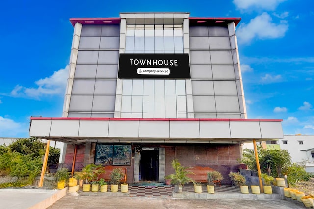 [Day Stay - 12 Hrs Slot : 8 AM to 8 PM] Townhouse Tiruvalam Railway Station