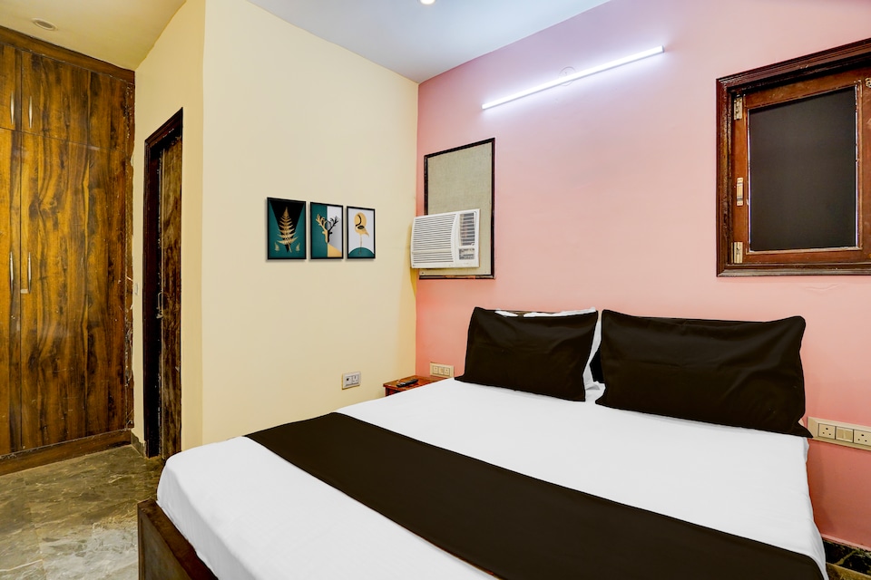 Hotel Aditya Residency Sector 34 Noida Metro Station.Nearby Adharsh Pariksha Kendra., Noida City, Noida