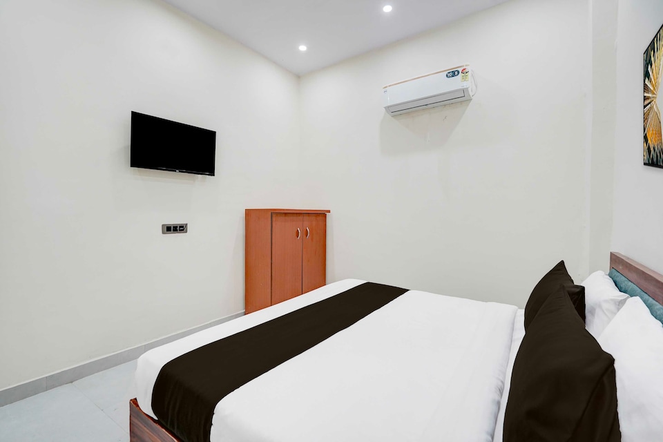 Collection O Shree Ji Puram Near Prem Mandir, Iskcon Vrindavan, Vrindavan