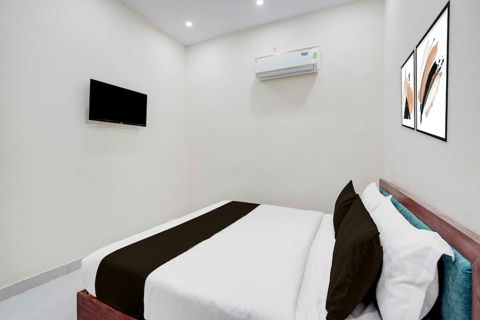 Collection O Shree Ji Puram Near Prem Mandir, Iskcon Vrindavan, Vrindavan