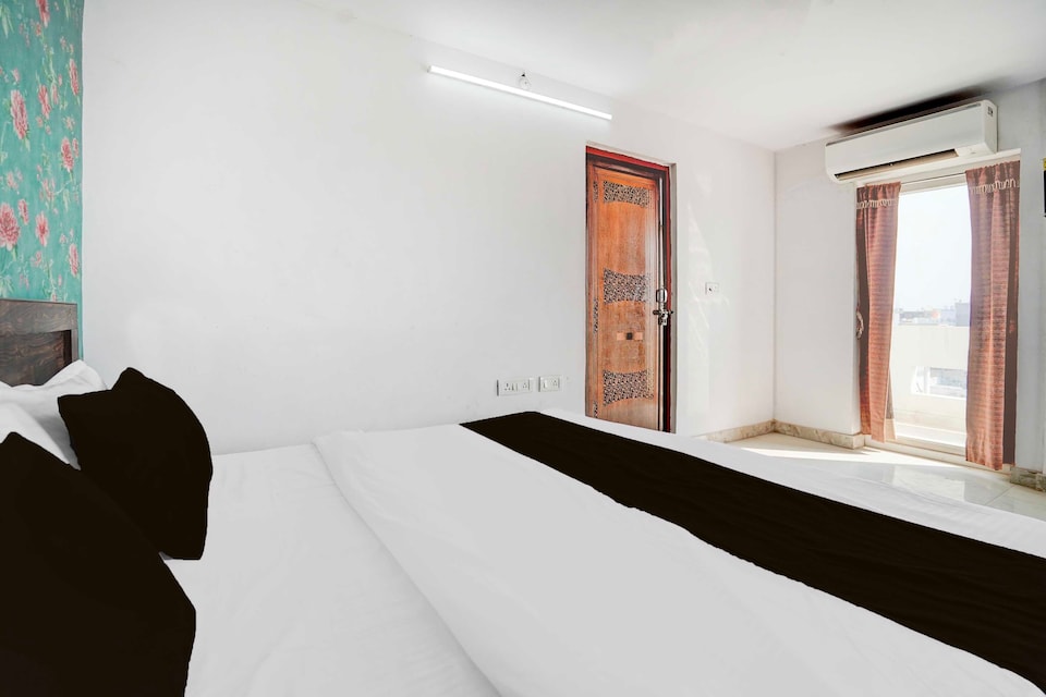 Collection O Bhudheshwar Near Hamilton Academy, Charbagh Lucknow, Lucknow