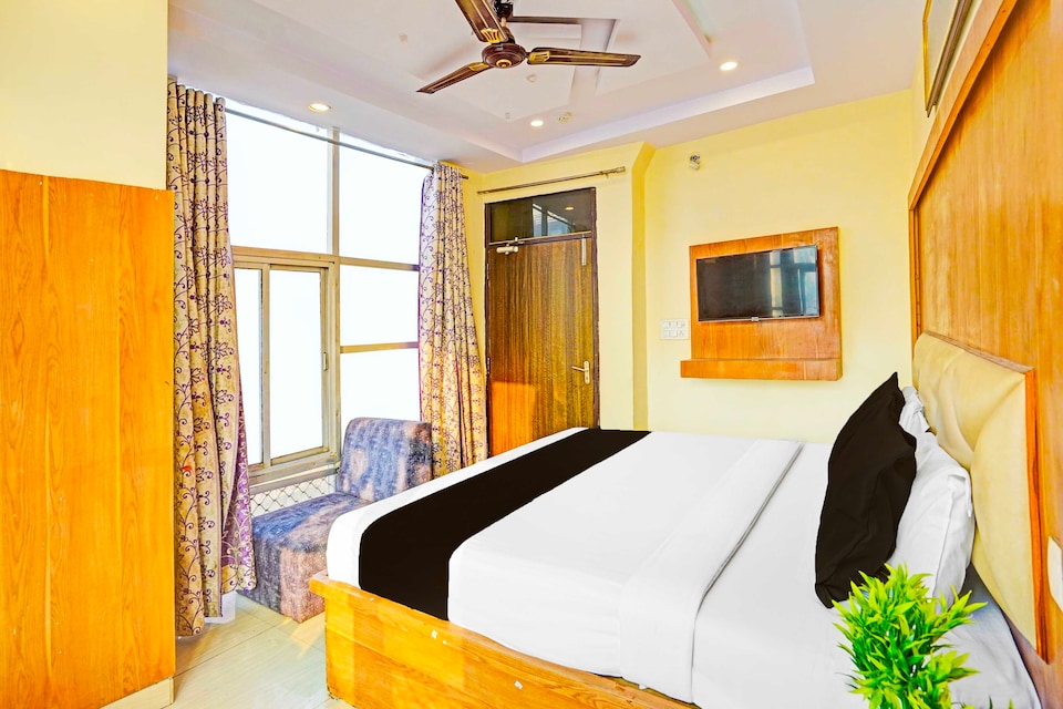 Collection O Charbagh , Hazratganj Lucknow, Lucknow