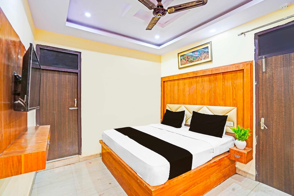 Collection O Charbagh , Hazratganj Lucknow, Lucknow