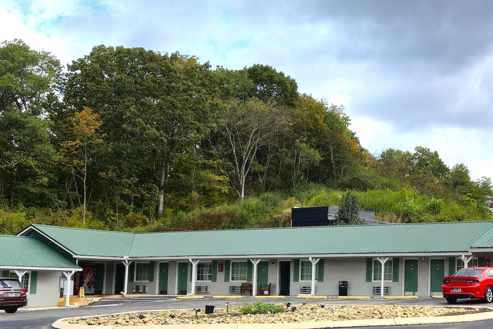 Holiday Motel by Belvilla Cleveland, TN, Cleveland TN, Cleveland TN