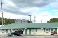 Holiday Motel by Belvilla Cleveland, TN