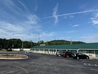 Holiday Motel by Belvilla Cleveland, TN