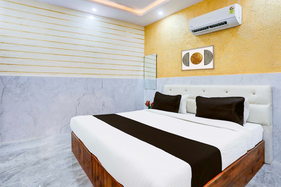 [Day Stay - 8 AM to 8 PM] Collection O Mall Road Gwalior, Lashkar, Gwalior