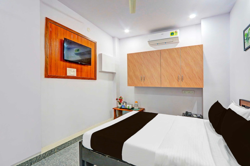 [Day Stay - 12 Hrs Slot : 8 AM to 8 PM] Collection O Karmanghat Near TKR khaman, Ameerpet, Hyderabad