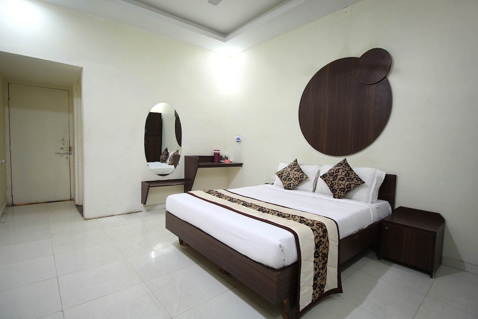 OYO 9216 Hotel Whisling Meadows, SG Highway Ahmedabad, Ahmedabad
