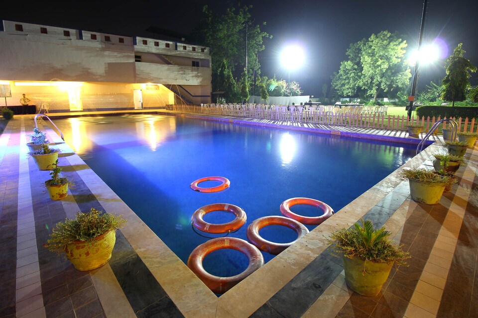 OYO 9216 Hotel Whisling Meadows, SG Highway Ahmedabad, Ahmedabad