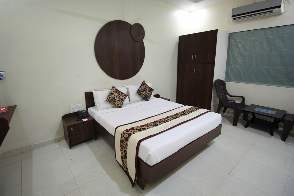 OYO 9216 Hotel Whisling Meadows, SG Highway Ahmedabad, Ahmedabad