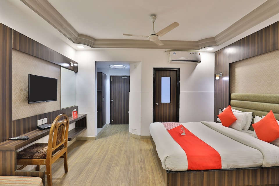 Collection O Hotel Shri Krishna Palace, SG Highway Ahmedabad, Ahmedabad