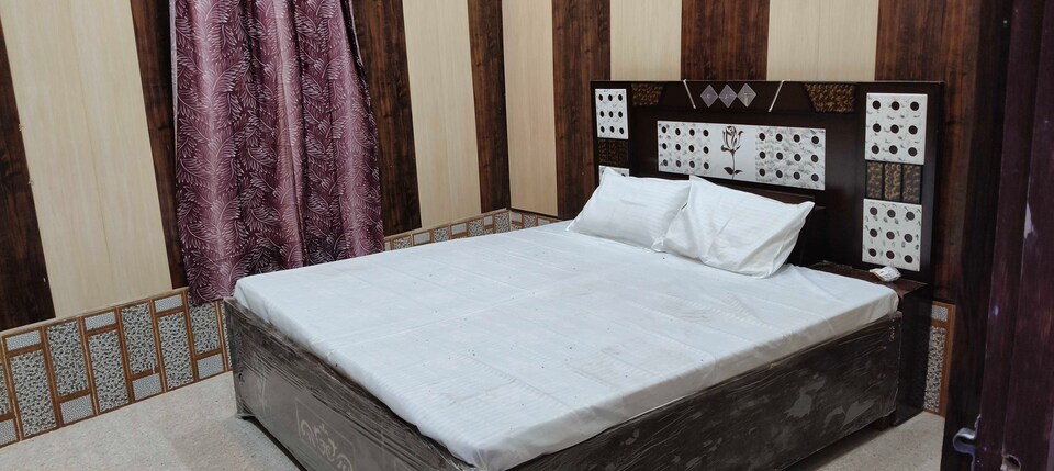 SPOT ON Golden Palace Hotel, Bidhuna, Bidhuna