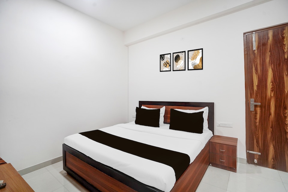 Hotel O The Urban , Noida Expressway SEZ, Noida