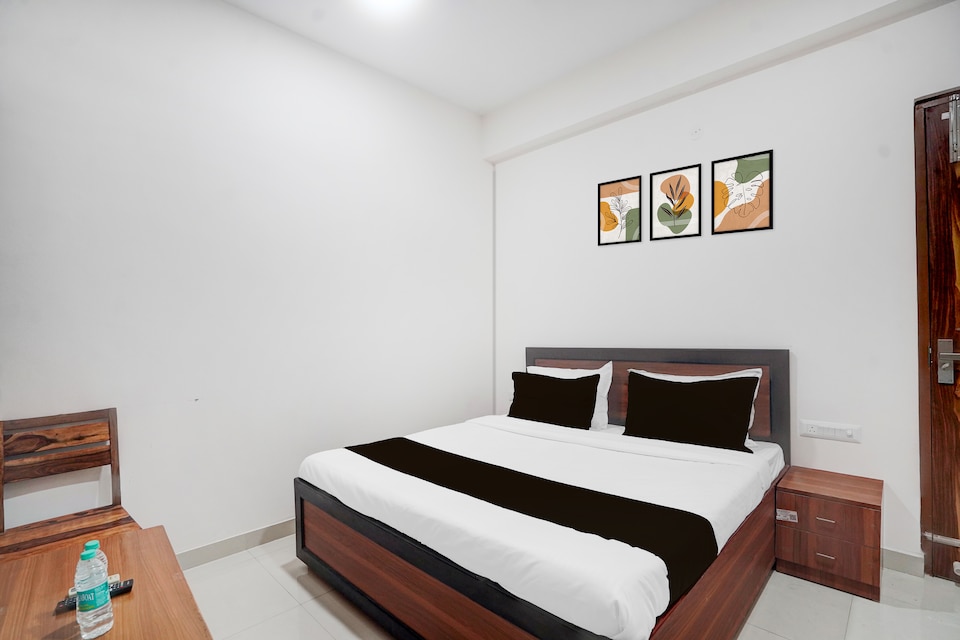 Hotel O The Urban , Noida Expressway SEZ, Noida