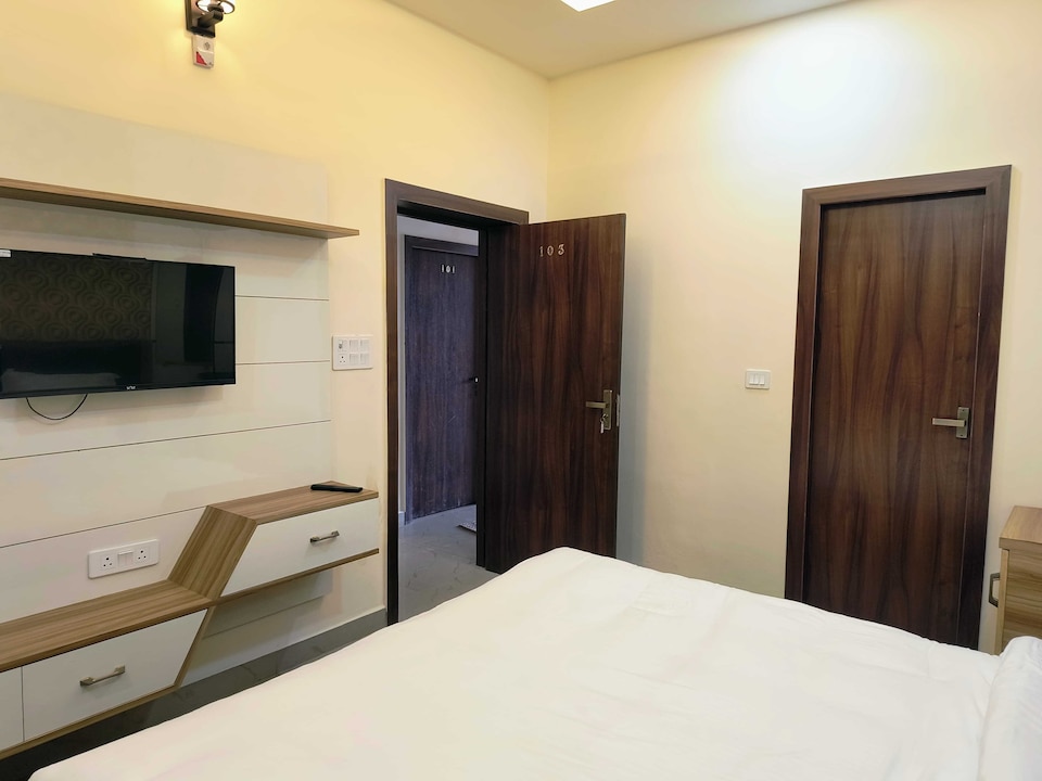 Hotel O Taj East Metro Station, Shilpgram, Agra