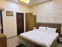 Hotel O Taj East Metro Station