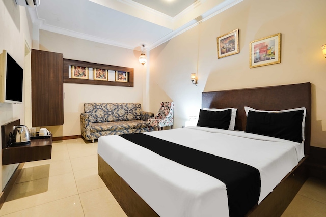 Hotel O New Aatish Market Metro Station