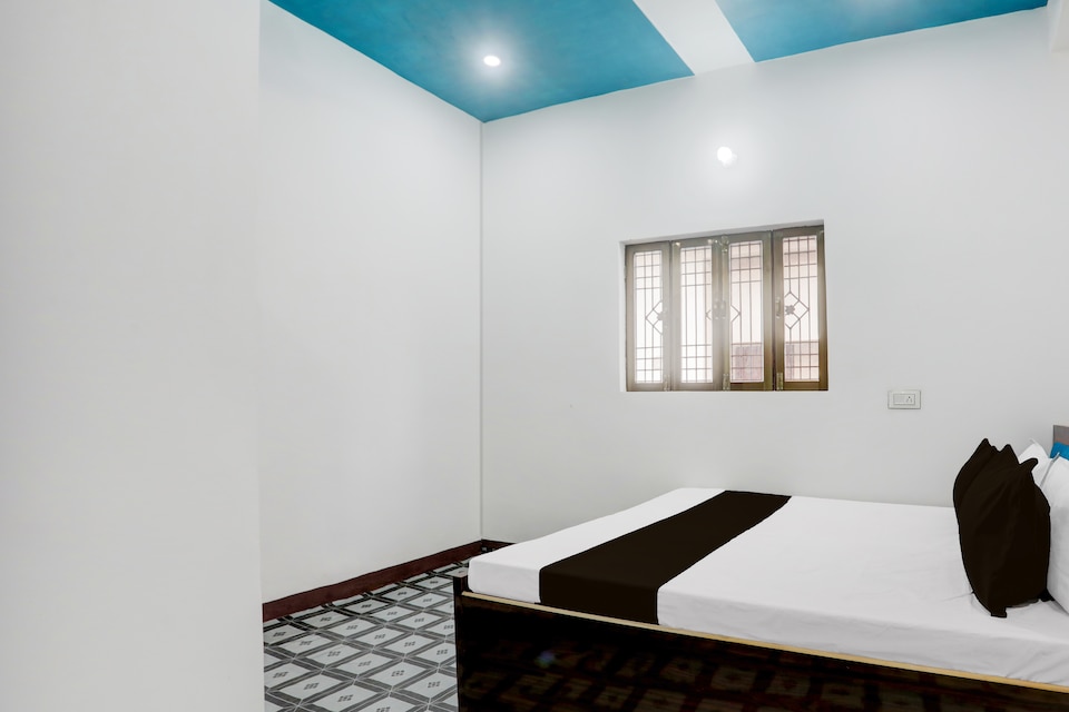 SPOT ON Ajay Hotel Phulpur Railway station, Rambagh Allahabad, Prayagraj