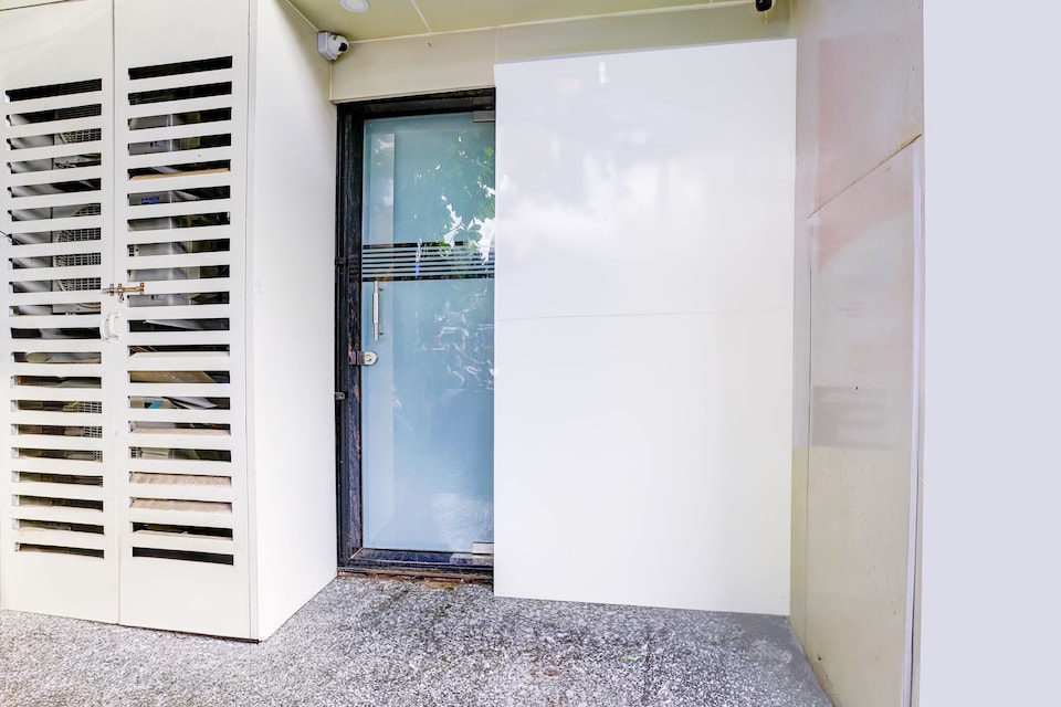 Collection O Mumbai Khar Road Railway Station, Mumbai Bandra-Khar-Santacruz, Mumbai