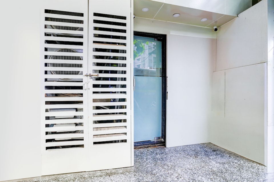 Collection O Mumbai Khar Road Railway Station, Mumbai Bandra-Khar-Santacruz, Mumbai