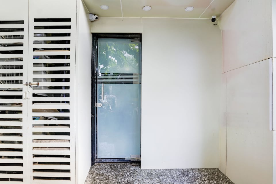 Collection O Mumbai Khar Road Railway Station, Mumbai Bandra-Khar-Santacruz, Mumbai