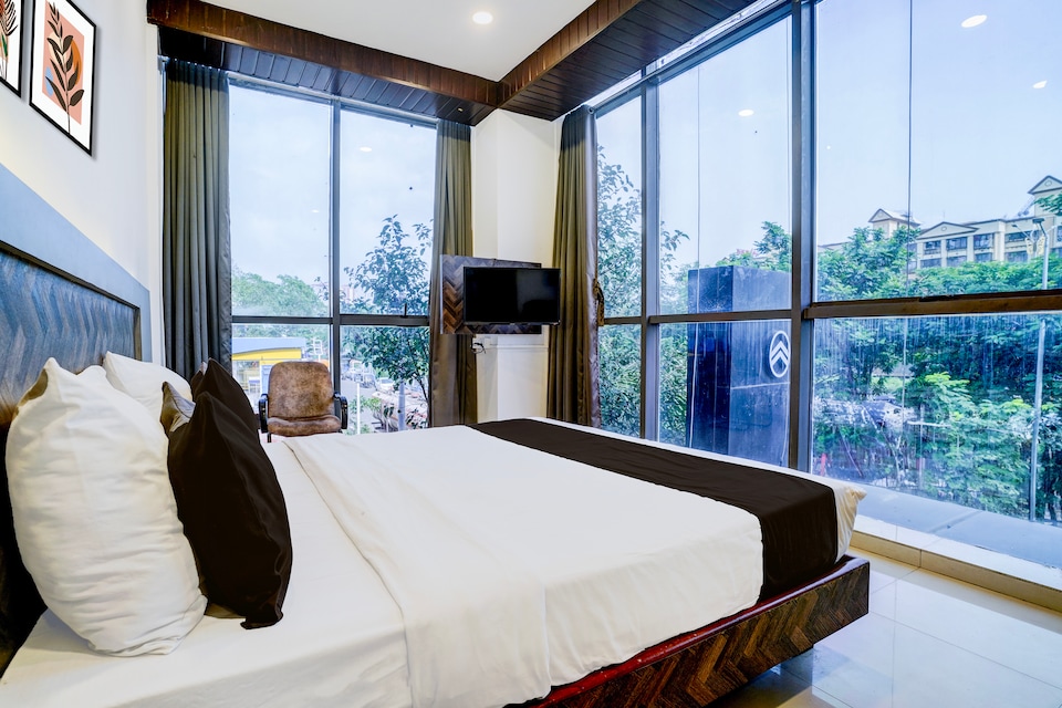 Super Collection O Sanpada Railway Junction, Mumbai Airoli-Vashi, Mumbai