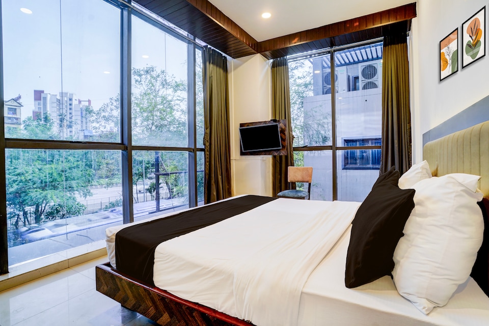 Super Collection O Sanpada Railway Junction, Mumbai Airoli-Vashi, Mumbai