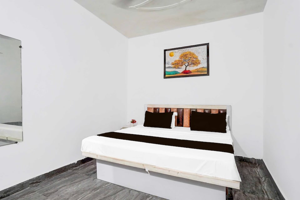 Collection O Sector 121 Gaur City Mall Noida Royal FNG, Greater Noida, Noida