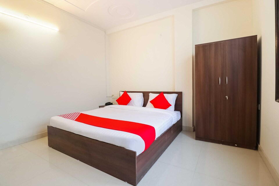 Collection O Rohini Sector 18 Metro Station Mohit Plaza, Pitampura - Rohini Delhi, Delhi