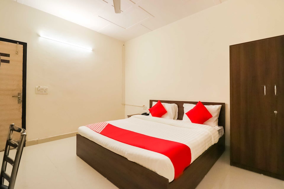 Collection O Rohini Sector 18 Metro Station Mohit Plaza, Pitampura - Rohini Delhi, Delhi