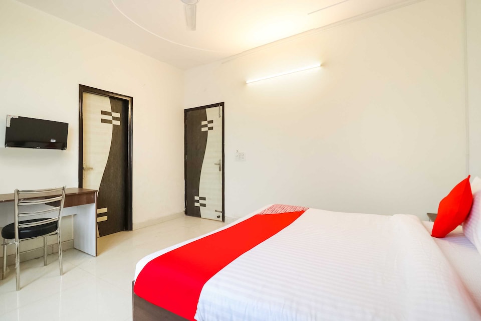 Collection O Rohini Sector 18 Metro Station Mohit Plaza, Pitampura - Rohini Delhi, Delhi