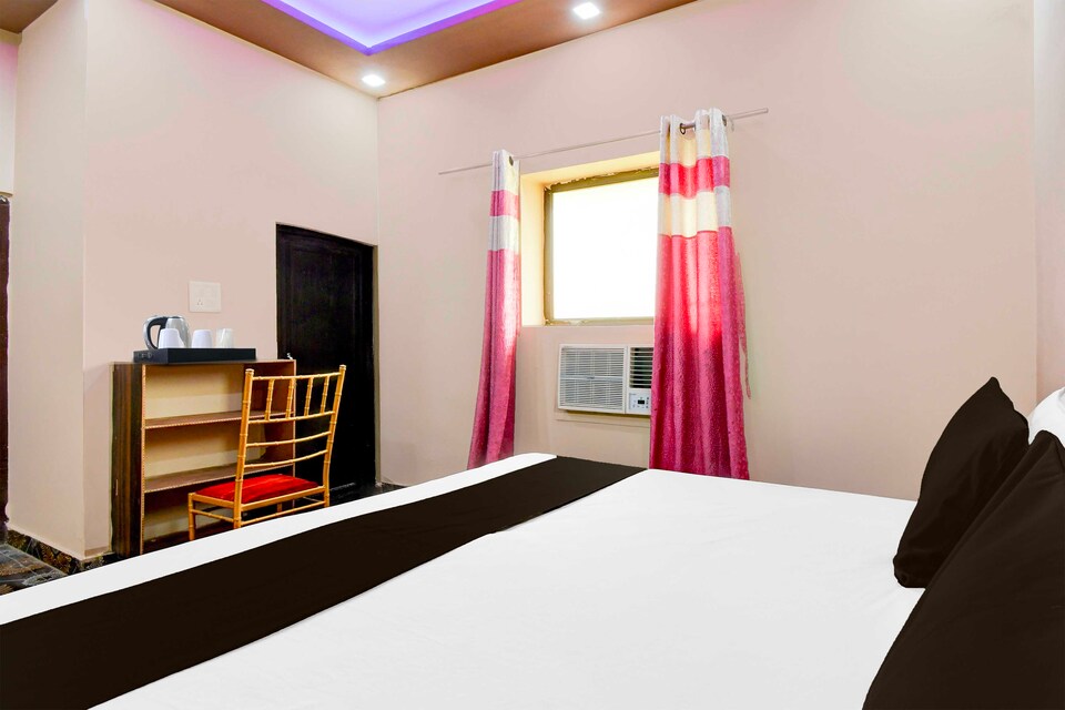 Collection O Jhusi Station Rajaram Singh Blessing Garden, Jhusi, Prayagraj