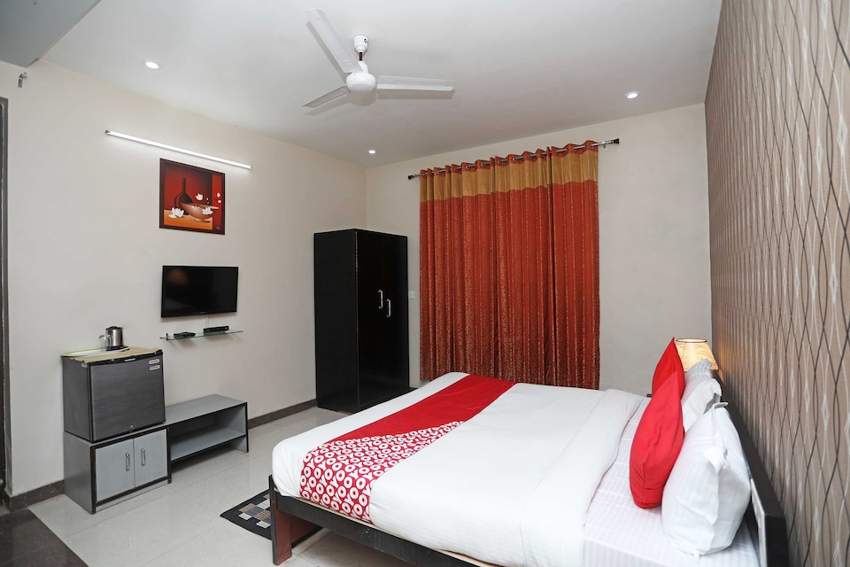 Collection O Taj East Gate Metro Station Queen Palace, Fatehabad Road, Agra