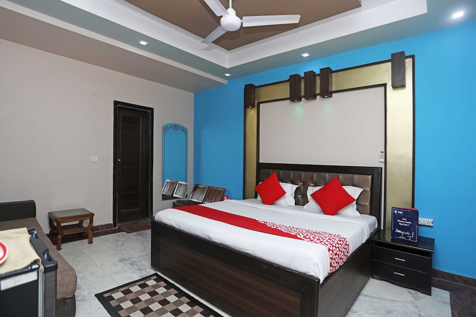 Collection O Taj East Gate Metro Station Queen Palace, Fatehabad Road, Agra