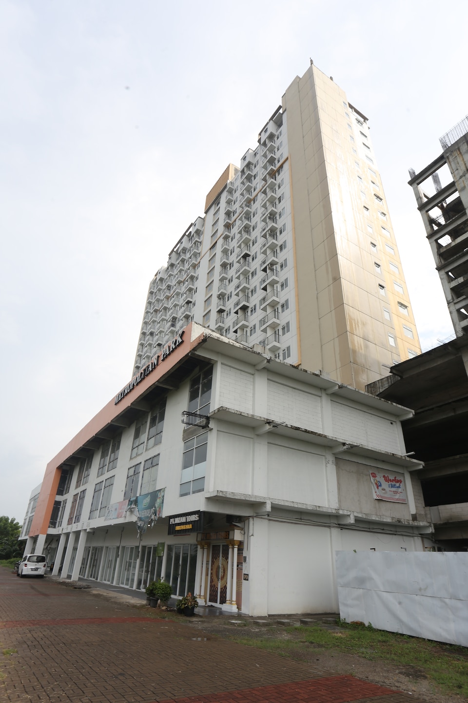 Capital O Iconic Rooms @ Golden City, Bekasi Kota, Bekasi