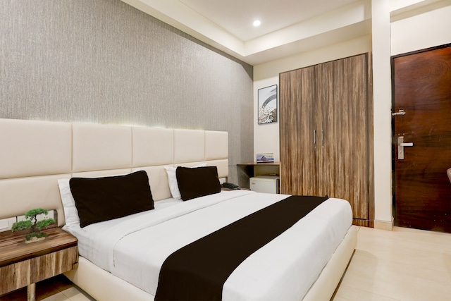 Super Townhouse Hotel Sec- 54 Golf Course Road