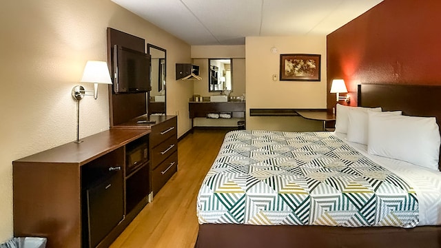 1 King Bed | Smoking, Micfridge