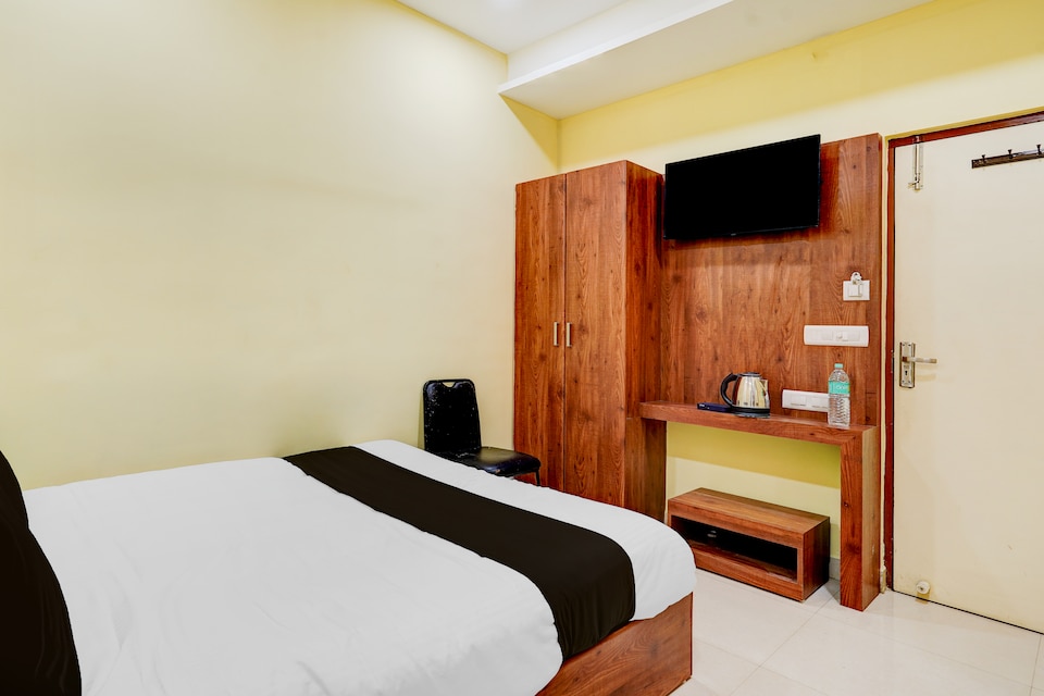 Super Collection O Vadapalani Metro Station Formerly Pineapple Guest House, Vadapalani Chennai, Chennai