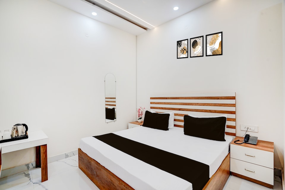Hotel O P.K.G INN Nangloi Metro Station, Paschim Vihar Delhi, Delhi