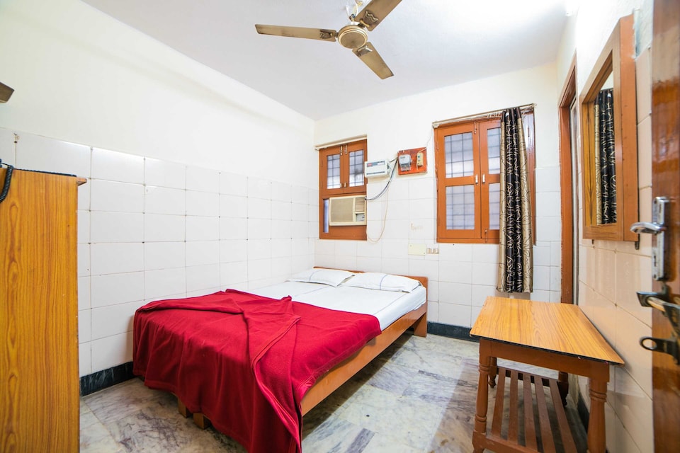 Power Break Hotel O Sree Radha Lodge Near Snow World ( 6hrs Slot ), Secunderabad, Hyderabad