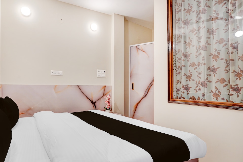 Hotel O Ramesh Nagar Metro Station Formerly Rosewood, Rajouri Garden Delhi, Delhi