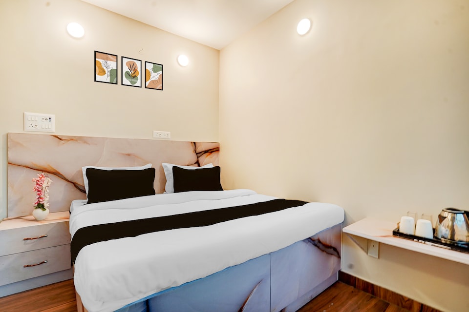 Hotel O Ramesh Nagar Metro Station Formerly Rosewood, Rajouri Garden Delhi, Delhi