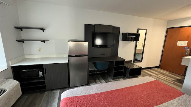 1 King Bed | Non-Smoking, Micfridge